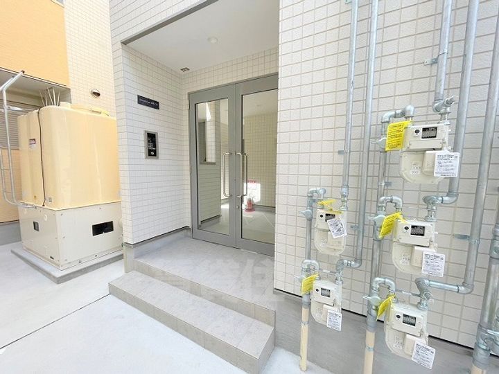 大阪府羽曳野市南恵我之荘7丁目の賃貸アパートの玄関