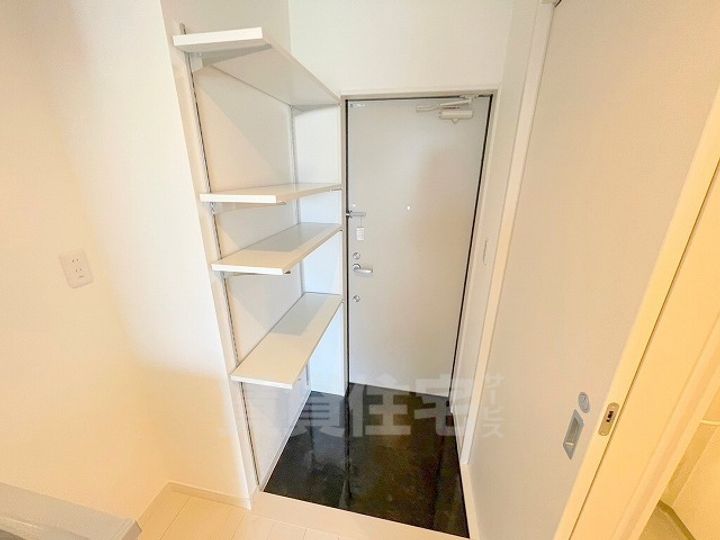 大阪府羽曳野市南恵我之荘7丁目の賃貸アパートの玄関