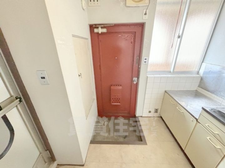 富家マンションの玄関