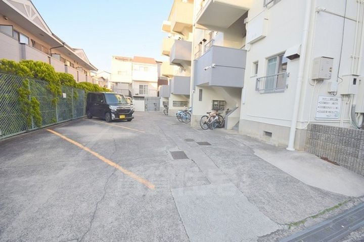 羽曳山第二サンハイツの玄関