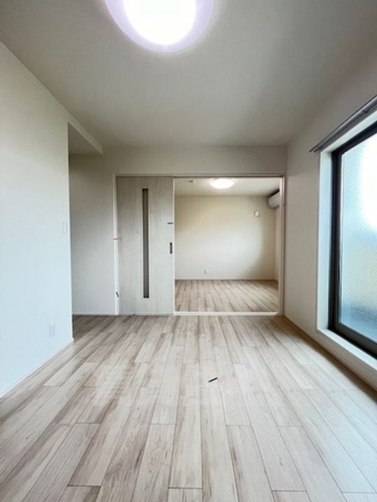 大阪府堺市堺区出島町1丁の賃貸アパートの居間