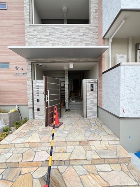 大阪府堺市堺区出島町1丁の賃貸アパートの玄関