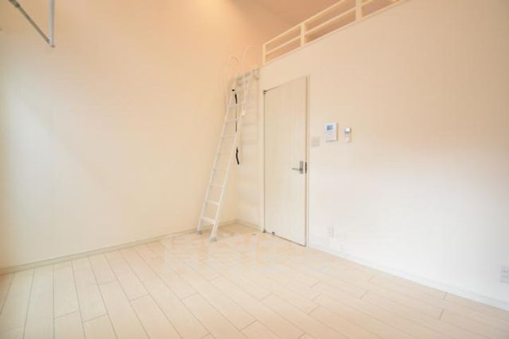 大阪府堺市堺区新在家町西2丁の賃貸アパートの居間