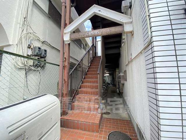 ハイツキャンパスの玄関