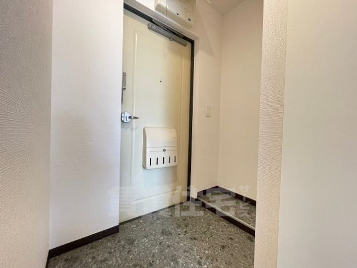 コーポやすり苑303の玄関