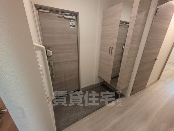 大阪府茨木市水尾1丁目の賃貸アパートの玄関