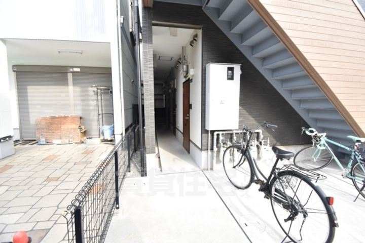 大阪府堺市西区鳳中町4丁の賃貸アパートの玄関