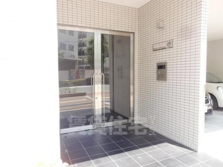 大阪府豊中市南桜塚1丁目の賃貸マンションの玄関