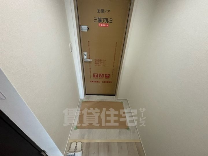 大阪府高石市西取石3丁目の賃貸アパートの玄関