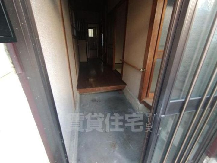 大阪府寝屋川市萱島本町(一戸建)の賃貸物件の玄関