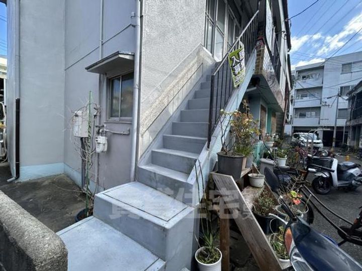 大阪府門真市大橋町の賃貸アパートの玄関
