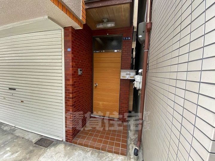 大阪府東大阪市若江西新町1丁目(一戸建)の賃貸物件の玄関