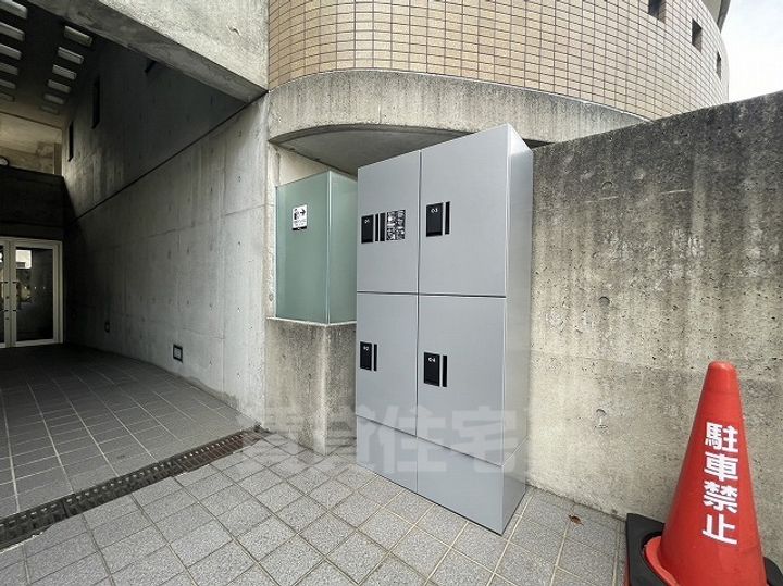 愛知県名古屋市緑区鳴海町字白山の賃貸マンションの玄関