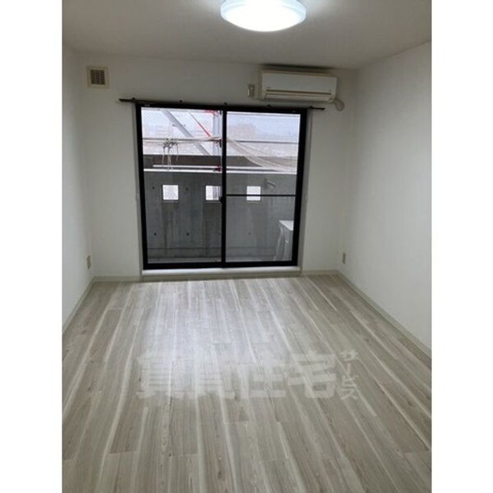 愛知県名古屋市緑区鳴海町字白山の賃貸マンションの居間