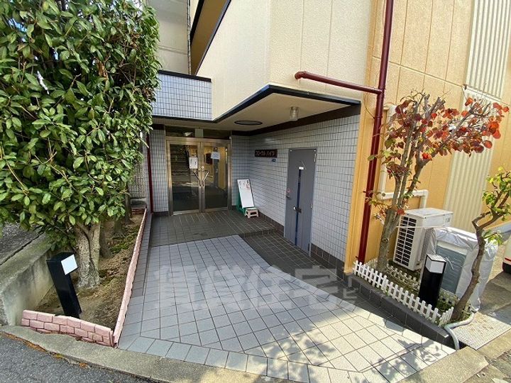 フローラルハイツの玄関