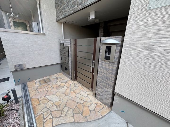 大阪府堺市西区浜寺諏訪森町中2丁の賃貸アパートの玄関