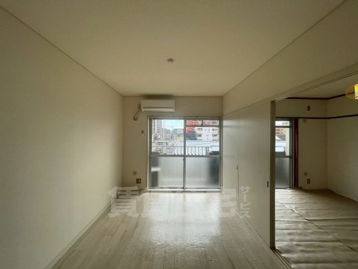 大島ビル城下の居間