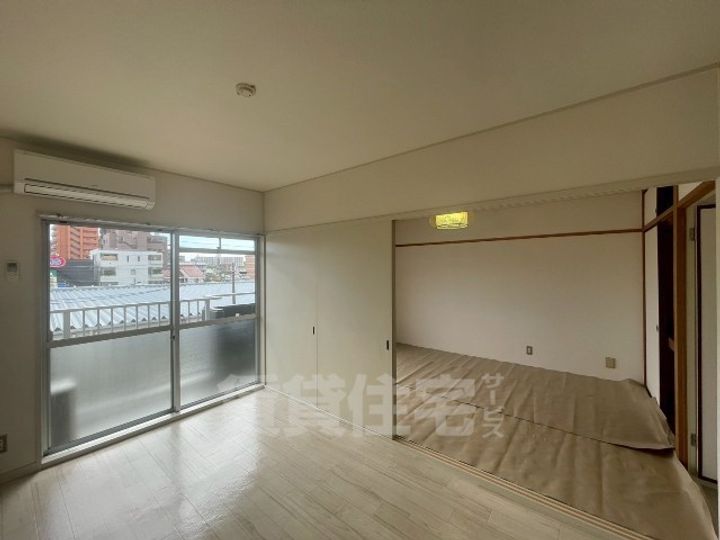 大島ビル城下の居間