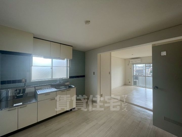 大島ビル城下の居間