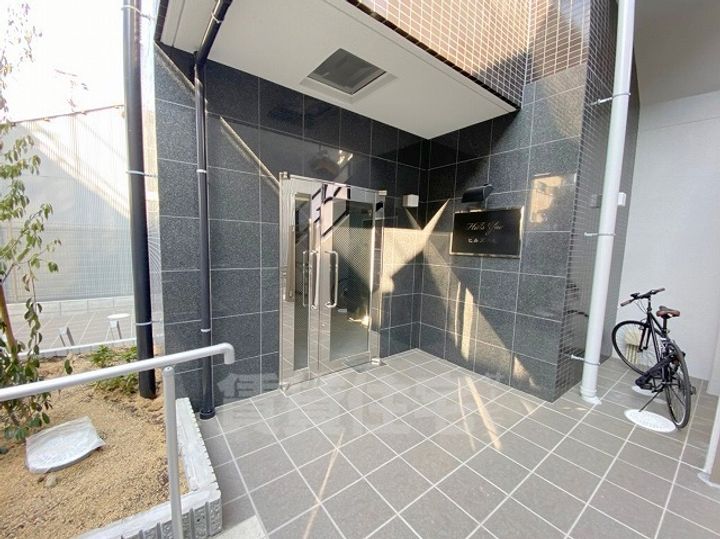 ヒルズ八尾本町の玄関