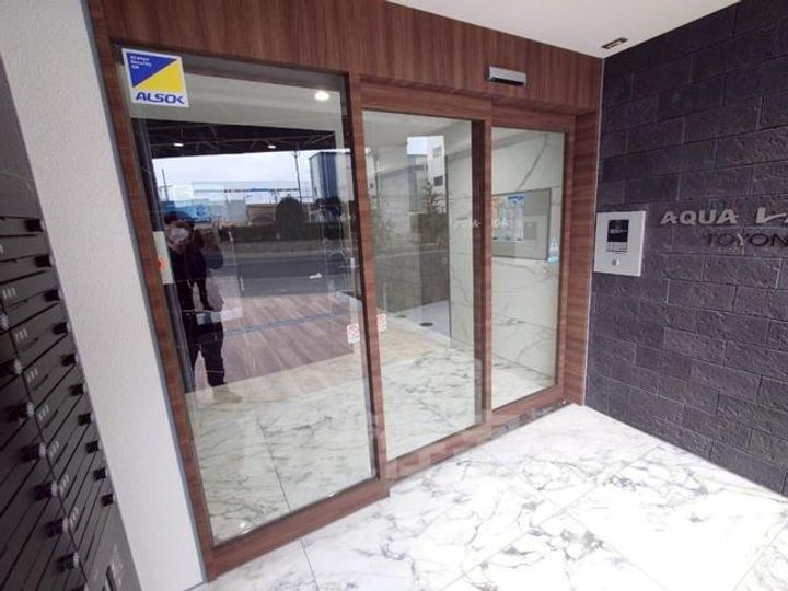 大阪府豊中市宝山町の賃貸マンションの玄関