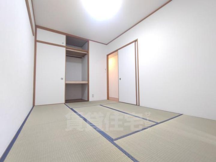 大阪府茨木市東太田3丁目の賃貸マンションの居間