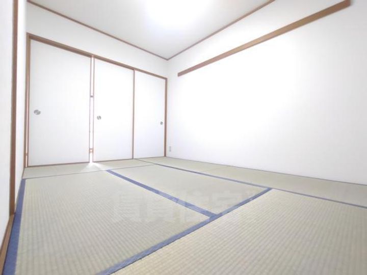 大阪府茨木市東太田3丁目の賃貸マンションの居間