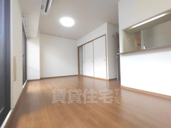 大阪府茨木市東太田3丁目の賃貸マンションの居間