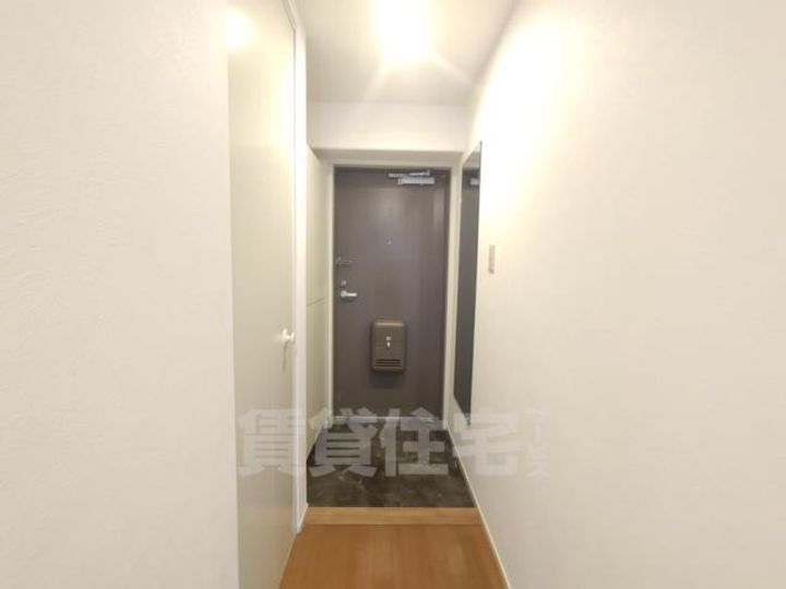 大阪府茨木市東太田3丁目の賃貸マンションの玄関