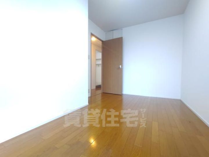 大阪府茨木市東太田3丁目の賃貸マンションの寝室