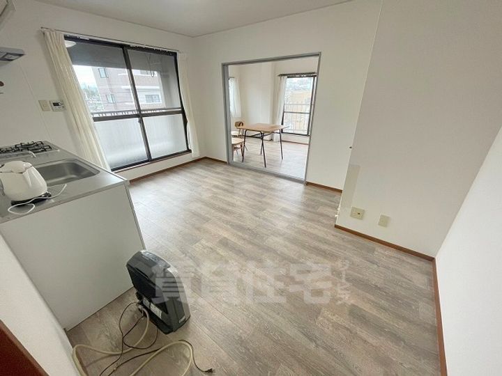 山口白鳥ビルの居間