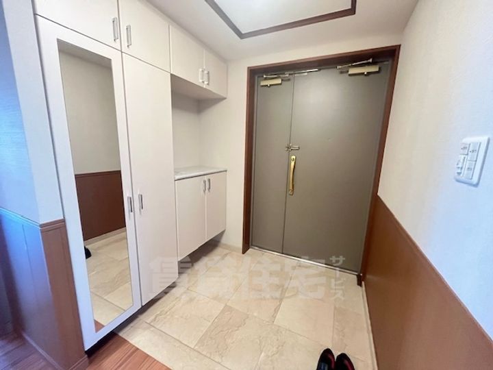 名次町ロジュマンの玄関