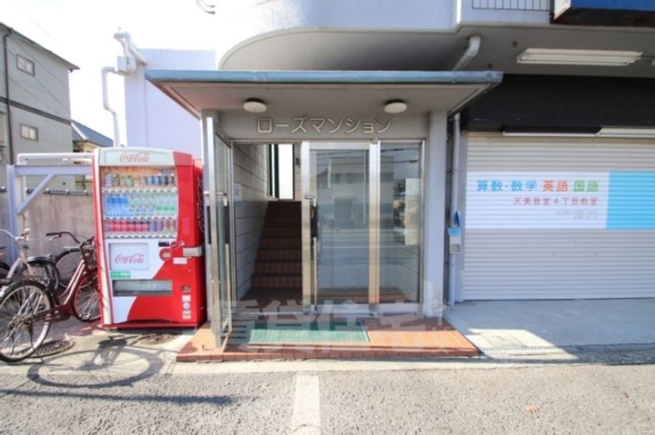 天美ローズマンションの玄関