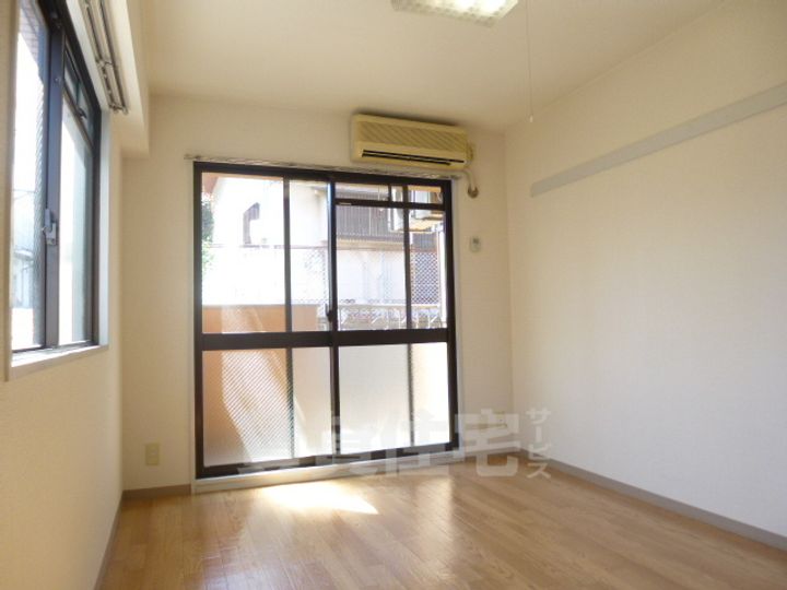 ヒルズ本山南の居間