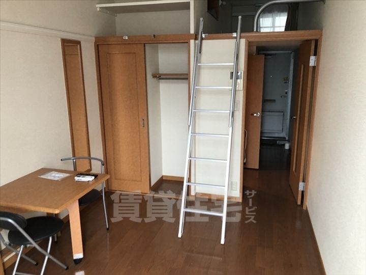 レオパレスKHMの居間