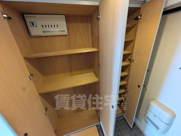 大阪府茨木市南春日丘1丁目の賃貸マンションの玄関