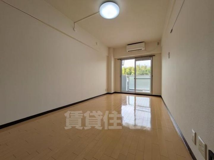 大阪府茨木市南春日丘1丁目の賃貸マンションの居間