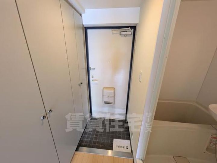 大阪府茨木市南春日丘1丁目の賃貸マンションの玄関