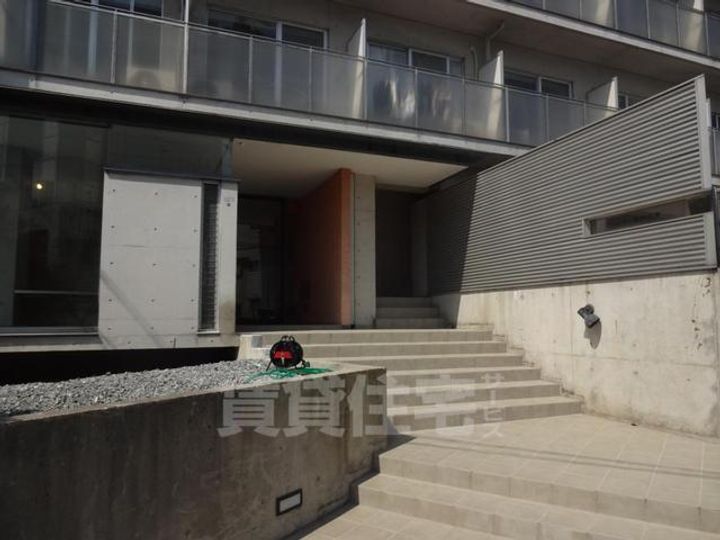 大阪府豊中市柴原町3丁目の賃貸マンションの玄関