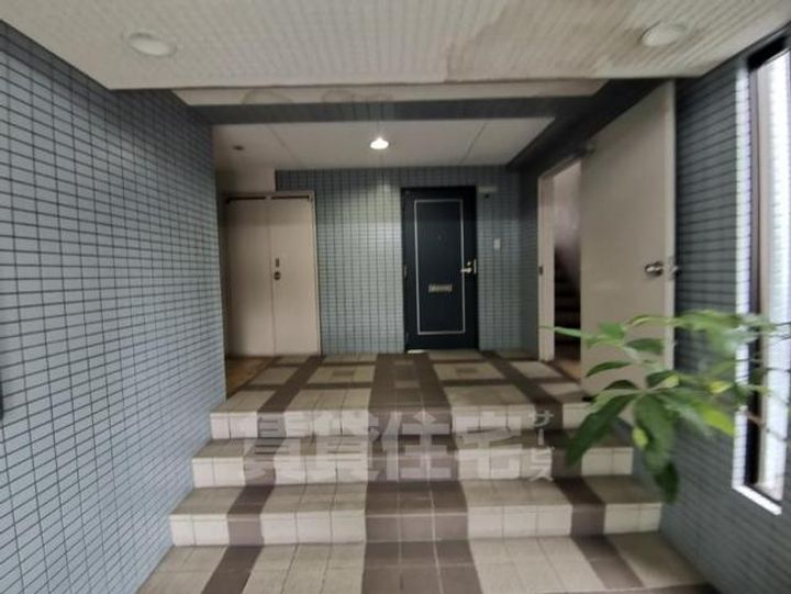 ジュネス蛍池の玄関