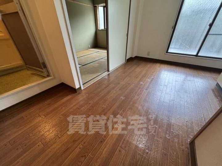 アール・アイ緑町の居間