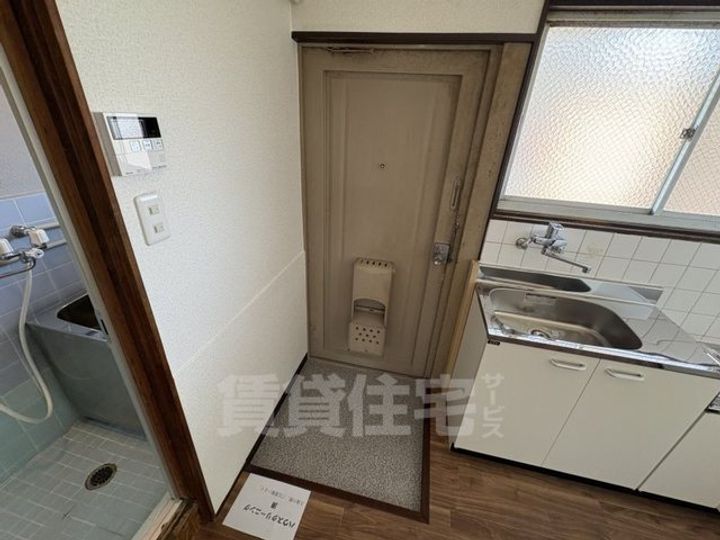 明和マンションの玄関