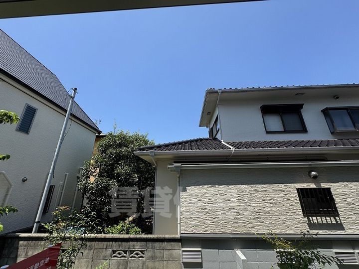 カリーノディモーラの周辺