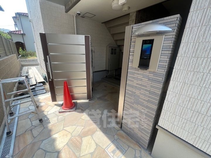 大阪府高石市千代田1丁目の賃貸アパートの玄関