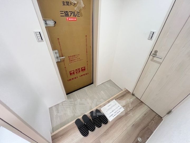 大阪府高石市千代田1丁目の賃貸アパートの玄関