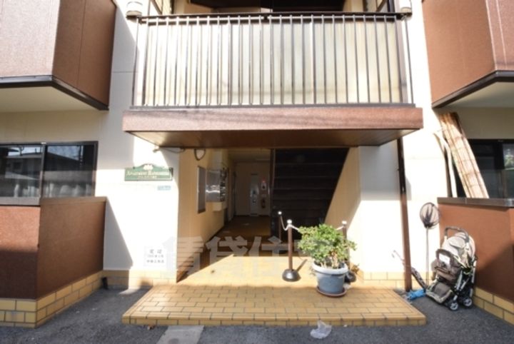 大阪府堺市東区日置荘北町2丁の賃貸マンションの玄関
