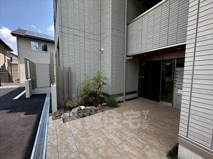 大阪府三島郡島本町桜井5丁目の賃貸アパートの玄関