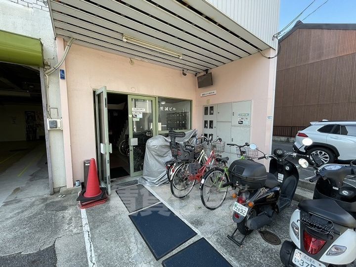 鶴舞愛誠ビル6Bの玄関