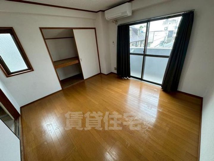 大阪府豊中市螢池東町4丁目の賃貸マンションの居間