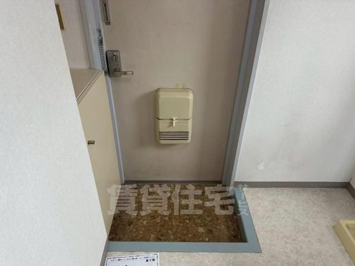 大阪府豊中市螢池東町4丁目の賃貸マンションの玄関